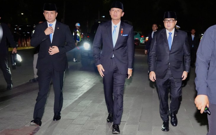 Menteri Ekonomi Kreatif/Kepala Badan Ekonomi Kreatif (Ekraf), Teuku Riefky Harsya (kanan), bersama Menteri Koordinator Bidang Infrastruktur dan Pembangunan Kewilayahan, Agus Harimurti Yudhoyono (AHY) (tengah) dan Menteri Transmigrasi Muhammad Iftitah Sulaiman (kiri) saat menghadiri Renungan Suci Hari Ulang Tahun (HUT) Ke-81 Kemerdekaan Republik Indonesia di Taman Makam Pahlawan, Jakarta, Minggu (16/08/2026).