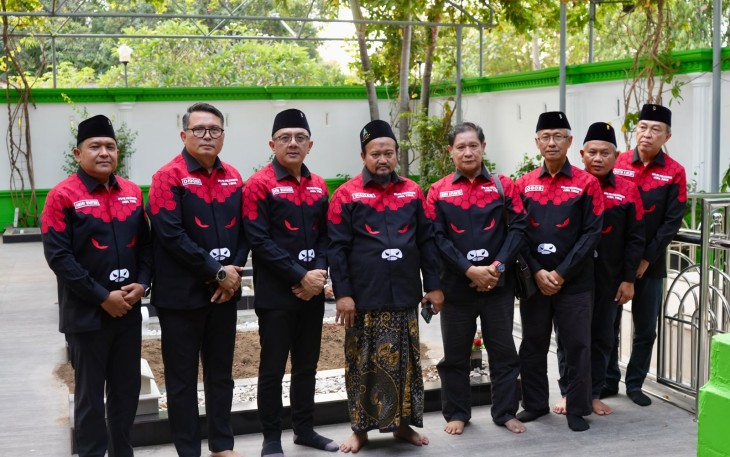Menjelang Muktamar ke-35 Nahdlatul Ulama, jajaran DPD PDI Perjuangan Jawa Timur berziarah ke makam para pendiri dan tokoh besar NU di Jombang