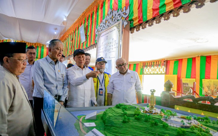 Menteri Doddy saat mendengar paparan dari Kepala Dinas Pekerjaan Umum, Penataan Ruang dan Pertanahan Provinsi Kepri, Rodi Yantari di Pulau Penyengat, Sabtu (29/8/2026).