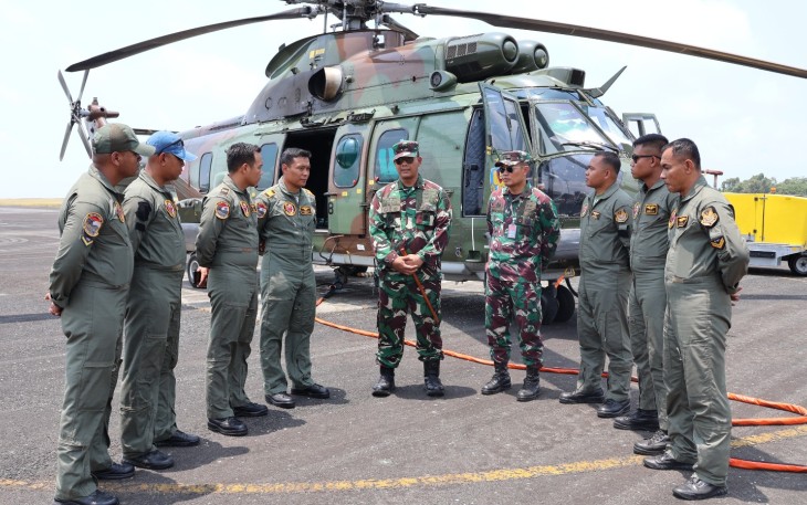 Helikopter H225M Caracal TNI AU disiapkan melaksanakan patroli udara untuk memantau dan memetakan titik api dalam penanganan kebakaran hutan dan lahan (karhutla) di wilayah IKN, Kalimantan Timur. Helikopter tersebut juga dilengkapi water bucket berkapasitas hingga 2.000 liter untuk mendukung pemadaman melalui water bombing. (Dok. TNI)