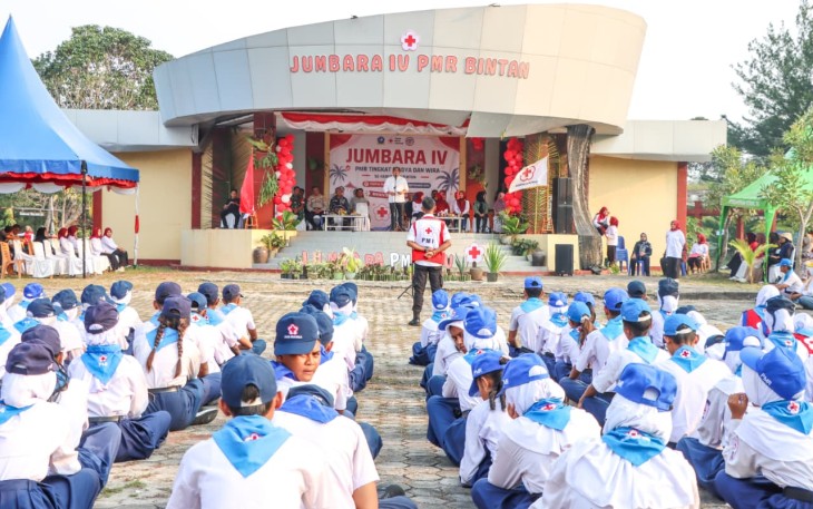 upati Bintan Roby Kurniawan saat membuka secara resmi Jumbara Palang Merah Remaja (PMR) IV Tingkat Madya dan Wira se-Kabupaten Bintan Tahun 2026 di Pantai Dugong, Jumat (4/9/2026). Sebanyak 190 peserta mengikuti kegiatan yang mengusung tema “Bersatu dalam Kemanusiaan”.