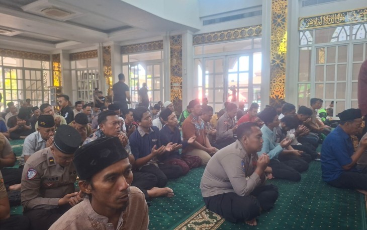 Personel Polresta Sidoarjo bersama masyarakat mengikuti doa bersama untuk kesembuhan para santri Ponpes Manbaul Hikam yang tengah menjalani perawatan, di Masjid Al Ikhlas Mako Polresta Sidoarjo, Jumat (4/9/2026).