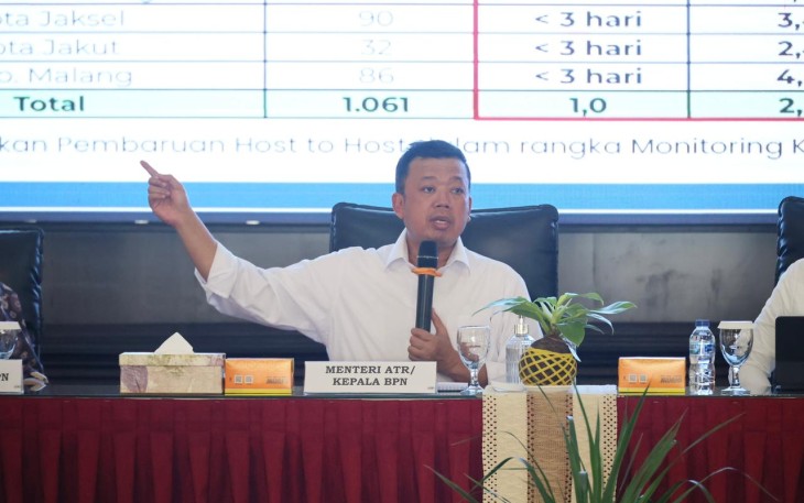 Menteri ATR/Kepala BPN Nusron Wahid saat memimpin Rapat Koordinasi (Rakor) Transformasi Layanan Pertanahan bersama Kepala Kantor Wilayah (Kakanwil) dan 148 Kepala Kantor Pertanahan (Kantah) se-Indonesia di Pendopo Sasana Widya Bhumi, Politeknik Agraria STPN, Sleman, D.I. Yogyakarta, Jumat (04/09/2026).