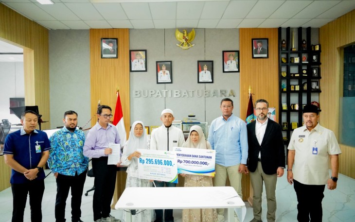 Penyerahan bantuan di Ruang Kerja Bupati Batu Bara, Kecamatan Lima Puluh, Selasa (8/9/2026). 