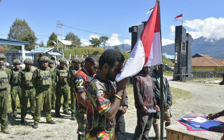 Erison Murib alias Buton Murib (22), anggota OPM Kodap XXXIV/Beoga, saat mengucapkan Ikrar Setia kepada NKRI di Lapangan Koramil 1717-03/Beoga, Kabupaten Puncak, Papua Tengah, Senin (7/9/2026).