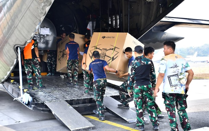 Penyaluran peralatan pendukung dari Kementerian Pertahanan (Kemhan) menuju Palangkaraya, Kalimantan Tengah, melalui Lanud Halim Perdanakusuma, Jakarta Timur, Sabtu (12/9/2026).