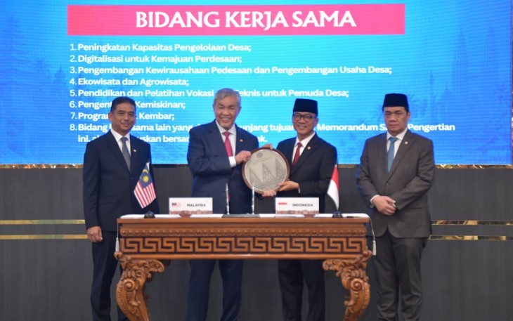 Menteri Desa dan Pembangunan Daerah Tertinggal (Mendes PDT) Yandri Susanto bersama Wakil Perdana Menteri Malaysia Ahmad Zahid Hamidi menunjukkan Nota Kesepahaman (MoU) kerja sama pembangunan perdesaan di Kantor Kemendes PDT, Jakarta, Kamis (17/9/2026).