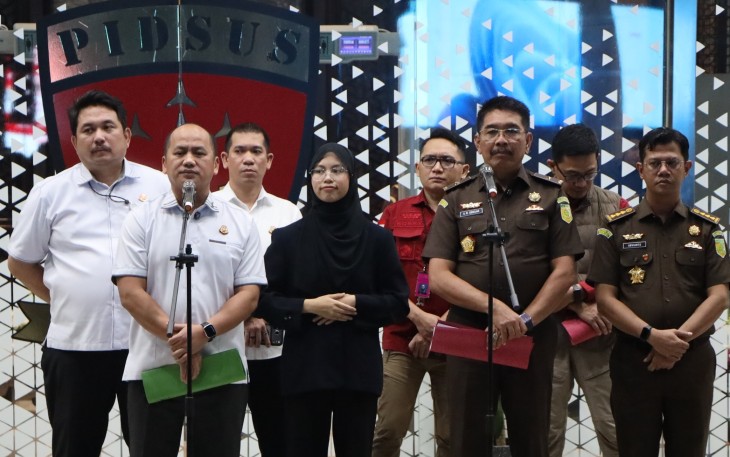 Tim Jaksa Penyidik JAM PIDSUS Kejaksaan Agung menyampaikan keterangan dalam jumpa pers terkait pemeriksaan lima orang saksi dalam perkara dugaan tindak pidana korupsi penggunaan dan pemanfaatan kawasan hutan untuk perkebunan oleh PT PSMI pada areal PT INHUTANI V di Provinsi Lampung, Kamis (17/9/2026).