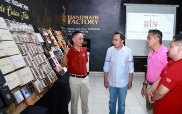 Bupati Jember, Gus Fawait, saat melakukan kunjungan ke PT Bin Cigar, salah satu produsen cerutu di Kabupaten Jember, Sabtu (19/9/2026).