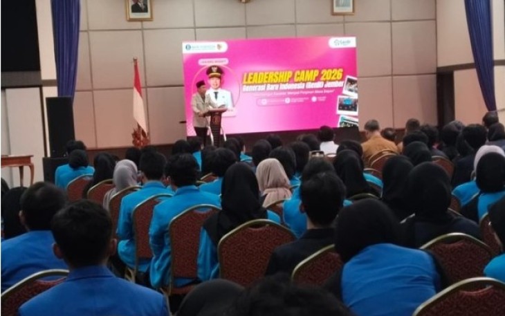 Bupati Jember Gus Fawait saat menjadi pemateri dalam Leadership Camp 2026 bertema “Membangun Karakter Menjadi Pemimpin Masa Depan” yang digelar Kantor Perwakilan Bank Indonesia (KPwBI) Jember di Kantor Serbaguna KPwBI Jember, Senin (21/9/2026).