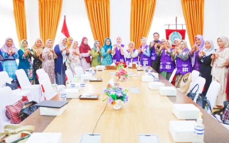 Foto bersama usai verifikasi dan wawancara Posyandu Bidang Kesehatan Berprestasi Tingkat Pusat Tahun 2026 di Gedung PKK Provinsi Kepulauan Riau, Rabu (23/9/2026).