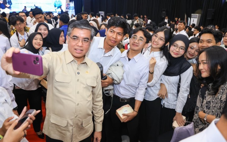 Menteri Ketenagakerjaan (Menaker) Yassierli saat foto bersama usai acara.