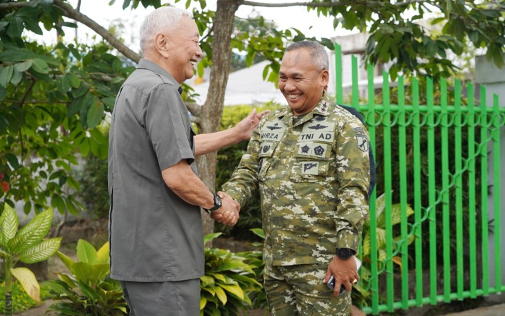 Pangdam XIII/Merdeka, Mayjen TNI Mirza Agus, S.I.P., saat melaksanakan anjangsana ke kediaman Brigjen TNI (Purn) Rudolf Samuel Warouw di Tondano,  Kabupaten Minahasa, Sulawesi Utara. Jumat, (2/10).