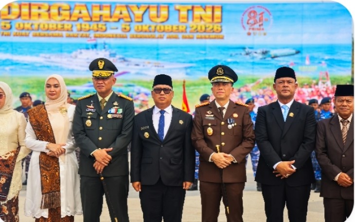 Upacara peringatan HUT ke-81 Tentara Nasional Indonesia (TNI) di Provinsi Kepulauan Riau berlangsung khidmat di Lapangan Tugu Sirih, Tanjungpinang, Senin (5/10) pagi.