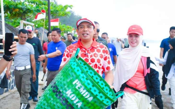Wali Kota Bengkulu Dedy Wahyudi di Dampingi Plt Kadispar Saat Sedang Meninjau Pantai Panjang /Foto : MC 