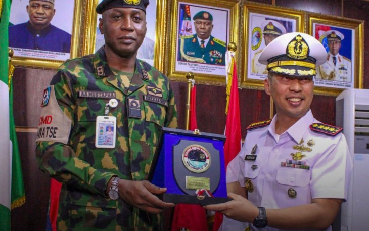 Komandan KRI Canopus-936 Kolonel Laut (P) Indragiri Yani saat sandar di Komando Armada Barat Angkatan Laut Nigeria dan diteima oleh Flag Officer Commanding Western Naval Command Nigerian Navy Rear Admiral A.A. Mustapha, pekan ini di Lagos, Nigeria.