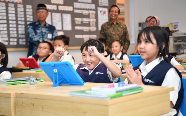 Wakil Menteri Pendidikan Dasar dan Menengah (Wamendikdasmen) Atip Latipulhayat Memantau Tes Kemampuan Akademik (TKA) 