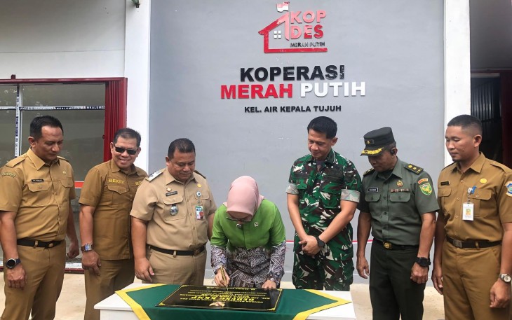 Wamenkop Farida saat meninjau pembangunan Kopdes/Kel Merah Putih di Kelurahan Air Kepala Tujuh Kota Pangkal Pinang, Selasa (10/2)