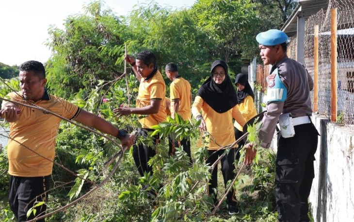 Polda Jawa Timur (Jatim) melaksanakan kerja bakti bersih - bersih lingkungan secara serentak bersama 39 satuan wilayahnya (Polres), Jumat (6/2/26)