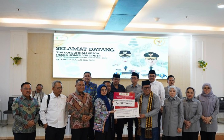 Penyerahan secara simbolis saat kegiatan Kunjungan Kerja Reses Komisi VIII DPR RI yang dilaksanakan serentak di Kota Bandar Lampung, Kabupaten Lampung Tengah, dan Kabupaten Pesawaran pada Sabtu (25/7) kemarin.