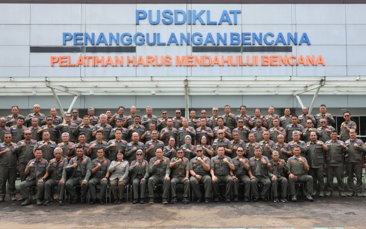 Sekretaris Utama BNPB Dr. Rustian, S.Si., Apt., M.Kes., menutup pelatihan Senior Disaster Management Training (SDMT) gelombang III 2026 dengan penyematan brevet dan penyerahan sertifikat kepada peserta pada Sabtu (16/5) di InaDRTG, Pusat Pendidikan dan Pelatihan Penanggulangan Bencana BNPB, Sentul, Bogor