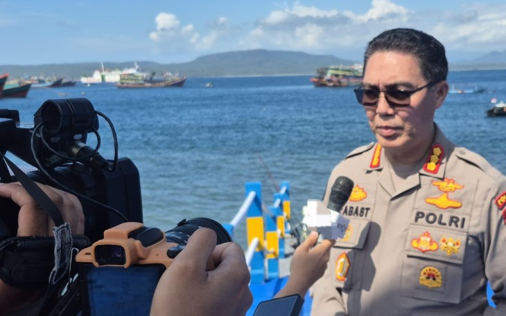 Kabid Humas Polda Jatim Kombes Pol Jules Abraham Abast saat melakukan pengecekan Pos Terpadu di Pelabuhan Tanjung Perak Surabaya, Jumat (13/3/2026).