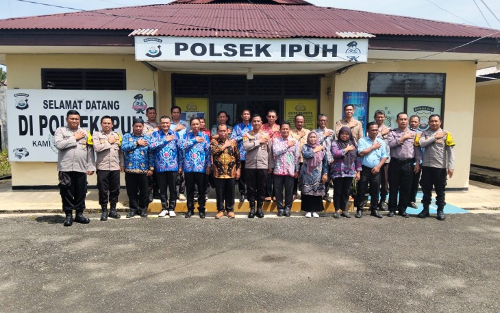 Foto bersama usai pertemuan dengan para kepala desa se- Kecamatan Ipuh Kabupaten Mukomuko Provinsi Bengkulu, di Mapolsek Ipuh, Kamis 30/04/26.