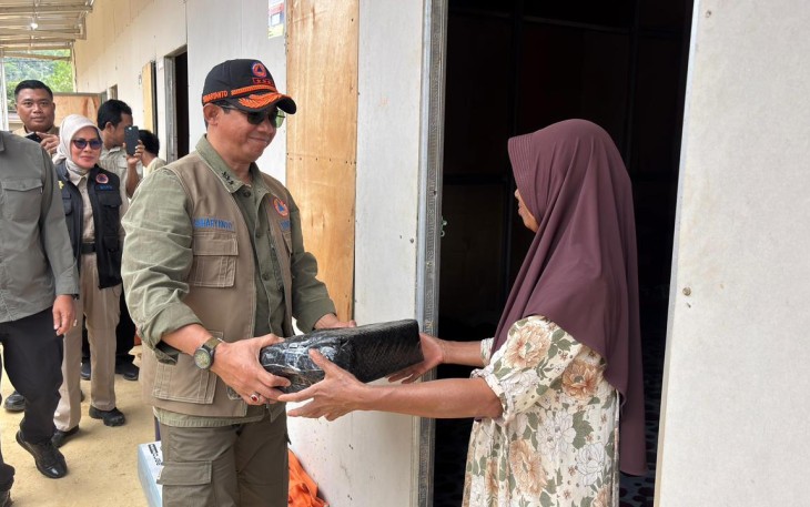 Kepala BNPB Letjen TNI Dr. Suharyanto, S.Sos., M.M (kemeja hijau dengan rompi cokelat) saat menyapa dan memberikan bantuan kepada warga Agusen yang tinggal di hunian sementara (huntara) di Kecamatan Blangkejeren, Kabupaten Gayo Lues, Provinsi Aceh, pada Rabu (11/3)