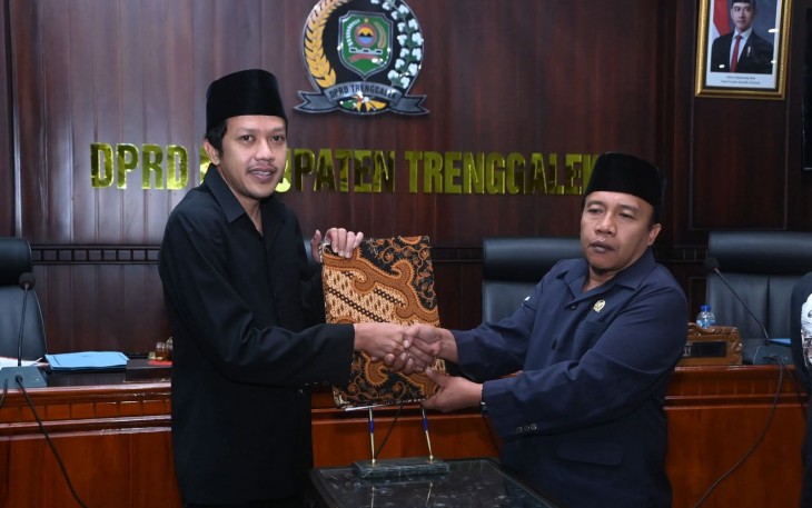 Penyerahan Ranperda inisiasi Pemkab Trenggalek ke DPRD.