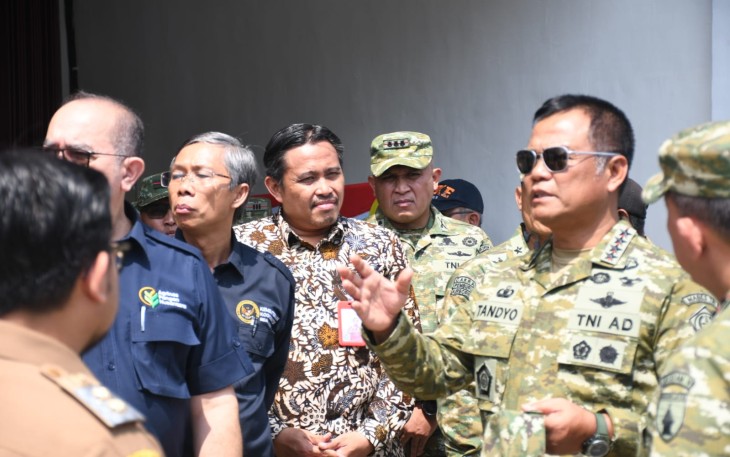 Danrem 081/DSJ Kolonel Arm Untoro usai mendampingi Wakil Panglima (Wapang) TNI Jenderal Tandyo Budi Revita meninjau KDKMP Desa Nglawak, Kecamatan Kertosono, Kabupaten Nganjuk, Selasa (12/5/2026)