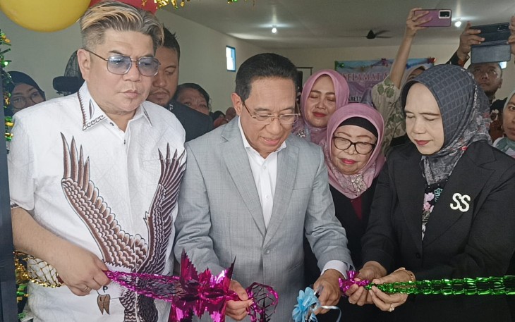 Wakil Menteri Kesehatan (Wamenkes) dr. Benjamin Paulus Octavianus, Sp.P, FISR meresmikan Rumah Sakit Ibu dan Anak (RSIA) Buah Delima di Sidoarjo, Jumat (23/1/2026)