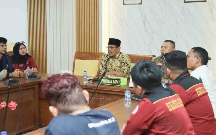 Ketua DPRD Kota Batam Haji Muhammad Kamaluddin saat Terima Aksi Unjukrasa Mahasiswa UNRIKA