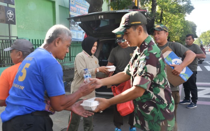 Warga Terima Berkah Dari Kodim Ponorogo