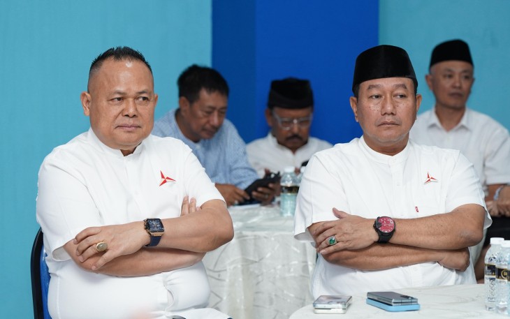 Ketua Fraksi Demokrat DPRD Jawa Timur, Agung Mulyono (kiri)