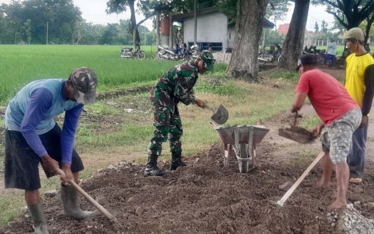 Babinsa dan Warga Desa Bulu saat Gotong Royong Ratakan Tanah Urukan