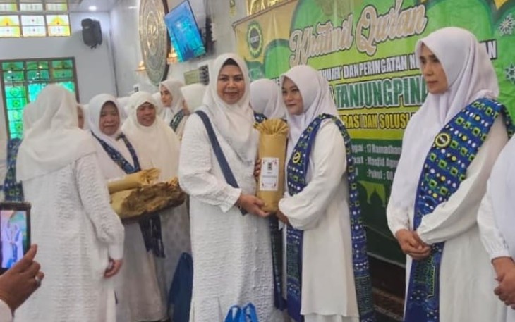 Ketua BKMT Tanjungpinang Provinsi Kepulauan Riau Hj Dewi Kumalasari Ansar menghadiri kegiatan Khatmil Qur'an Ramadhan 1447 Hijriah.