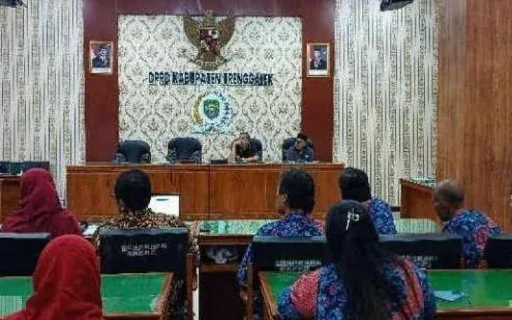 Komisi IV DPRD Trenggalek menerima audiensi dari Ikatan Apoteker Indonesia (IAI) Kabupaten Trenggalek, Selasa (24/2/2026).