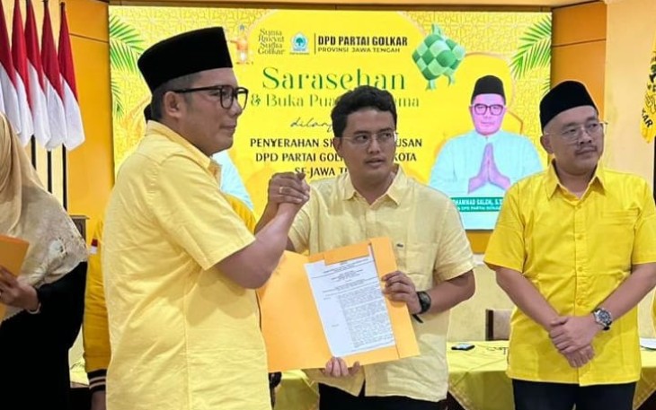 Ilyas Akbar Almadani (tengah) saat menerima SK Kepengurusan untuk DPD Partai Golkar Kabupaten karanganyar, di gedung Wisma Karya Semarang, Jumat (20/3/2026).