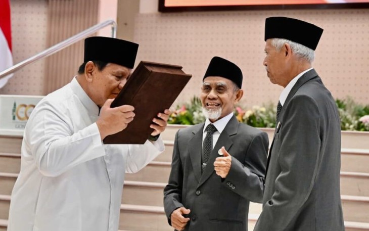 Presiden Prabowo Subianto menerima Mushaf Al-Qur’an Gontor dan buku “Gontor untuk Indonesia” dari Pimpinan Pondok Modern Darussalam Gontor (PMDG) saat menghadiri Resepsi Kesyukuran 100 Tahun PMDG di Kabupaten Ponorogo, Provinsi Jawa Timur, Sabtu, 19 September 2026.