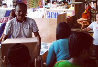 Sekretaris Daerah Kota Bengkulu, Marjon, Jumat (24/02) pagi memberikan bantuan kipas angin untuk pasar tradisional Padang Serai, Kecamatan Kampung Melayu, Kelurahan Sumber Jaya, Kota Bengkulu