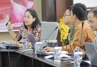Christin R. Sidabutar Deputi Bidang Ekonomi Bank Indonesia Kantor Perwakilan Bengkulu saat menggelar Pertemuan Tim Teknis Tim Pengendalian Inflasi Daerah (TPID) Provinsi Bengkulu 2017, di Ruang Rapat Besar Kantor Perwakilan Bank Indonesia (BI) Bengkulu, Selasa (14/03/2017).