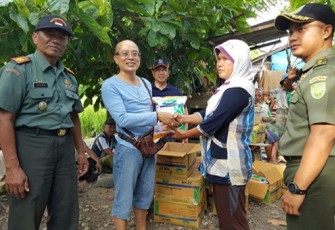 Wabup Gusnan, saat menyerahkan secara simbolis bantuan benih jagung kepada petani di Ataran Jabau Desa Muara Danau, Kamis (16/03/2017) kemarin.