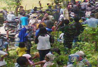 Ratusan warga Padang Guci Se-Kecamatan Padang Guci Hilir, mengepung kantor induk Tambang pasir dan batu ilegal (galian C) di Desa Ulak Agung, Senin (20/03/2017) 