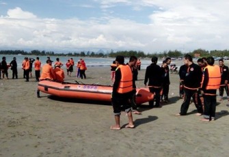  Pelatihan penyelamatan air (water rescue) pada laka laut di Pantai Jakat Bengkulu.