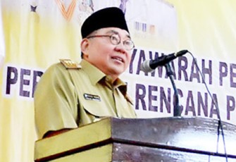 Gubernur Ridwan Mukti saat mebuka acara Musrenbang Perubahan RPJMD Provinsi Bengkulu, Senin (27/03/2017).