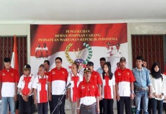 Dewan Pengurus Cabang Persatuan Wartawan Republik Indonesia (PWRI) Kota Bengkulu dilantik di rumah dinas Wakil Gubernur Bengkulu, Kamis (13/4/2017).   