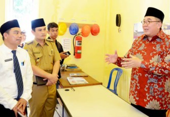 Gubernur memberikan arahan ke jajaran RSUD M Yunus saat melakukan Sidak,Senin (17/04/2017)
