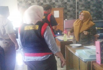 Timsus Tipikor Kejati Bengkulu saat memasuki ruang sekretaris BPKAD Kota Bengkulu