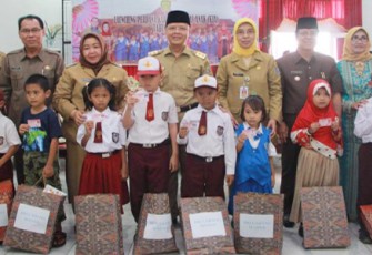 Wakil Gubernur Rohidin Mersyah saat launching perdana kartu identitas anak (KIA) tahun 2017, di Kabupaten Seluma.