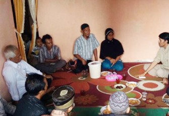 Tim advokasi Kontras saat berkunjung ke rumah Dewi Erlina korban selamat akibat penembakan oknum anggota Polres Kota Lubuklinggau. (Foto: Antarabengkulu.com)